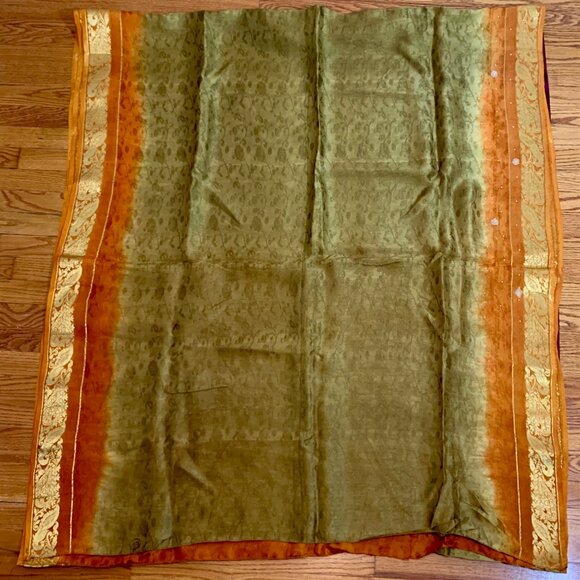 Traditional Indian Saree Hand Embroidered Paisley & Floral Patterns Green/Gold - Picture 2 of 4